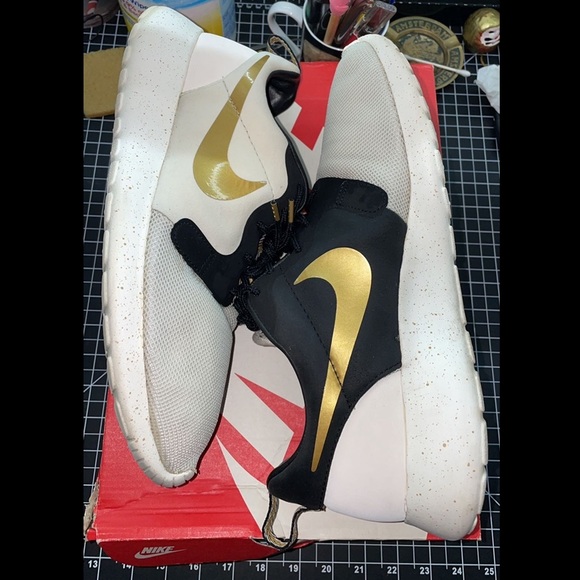 Nike Rosherun HYP PRM QS “Gold Trophy” sz10 - Picture 4 of 8